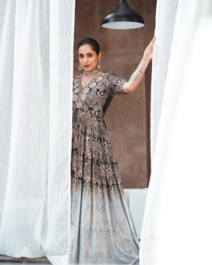 shweta mehta Instagram - The urge to look like this, for him! ♥️
👗 @soniyagofficial 
🎥 @photomaze1 @_dxxnte 
💄 @makeoverbystuti 
📍 @crowneplazatodaygurugram 
💎 @jewelsbysaadiya 
#TheShwetaMehta #woman #indian #traditional #bride #indianwear #wedding #instafashion #fashion #redcarpet