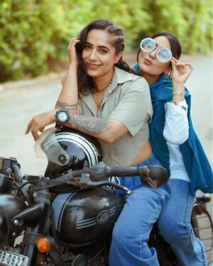 shweta mehta Instagram - New friend in town! 😍
 @theshwetamehta as Myra and @anjali_tatrari as Rumani
On sets or Parindey @thelittlecinemacompany #webseries
#TheShwetaMehta #AnjaliTatrari #friends #dosti #youtube #bts