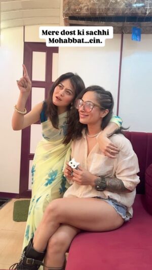 shweta mehta Instagram - Mere Dost ki sachhi mohobbat😂 @theshwetamehta 
.
.
.
#falaqnaazz #shwetamehta #foryou #explore #réel #onset #funtimes