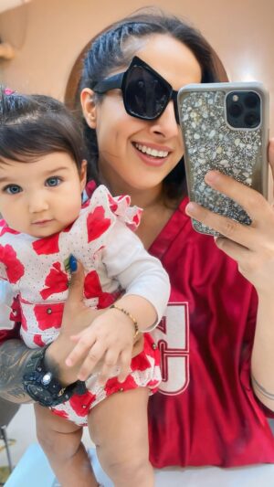 shweta mehta Instagram - Been training core for her, say hi to my niece! ❤️ 
#TheShwetaMehta #tsmhealth #niece #aunt #bua #familygoals #baby #humor #relatable #cute #adorable