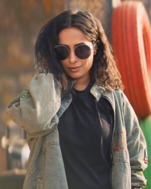 shweta mehta Instagram - Say Hi to short hair! 😋
📸 @akki_paranjape_ 
#TheShwetaMehta #photography #still #shorthair #fashionphotographer #sunrise #bts #cinema #bollywood