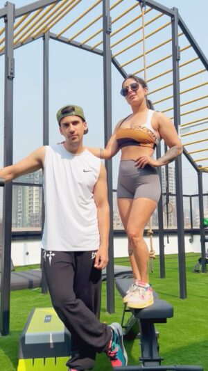 shweta mehta Instagram - When couples do couple workout, they actually never workout. 
But Friends can do a couple workout which can be considered as actual workout. 
Read it all again now. 😂 @hamidbarkzi07 @theshwetamehta 
📍 @aiswindia 
#TheShwetaMehta #hamidbarkzi #calisthenics #roadies #winner #mtvroadies #couplegoals #gymgoals #gymbuddies #gymhumor