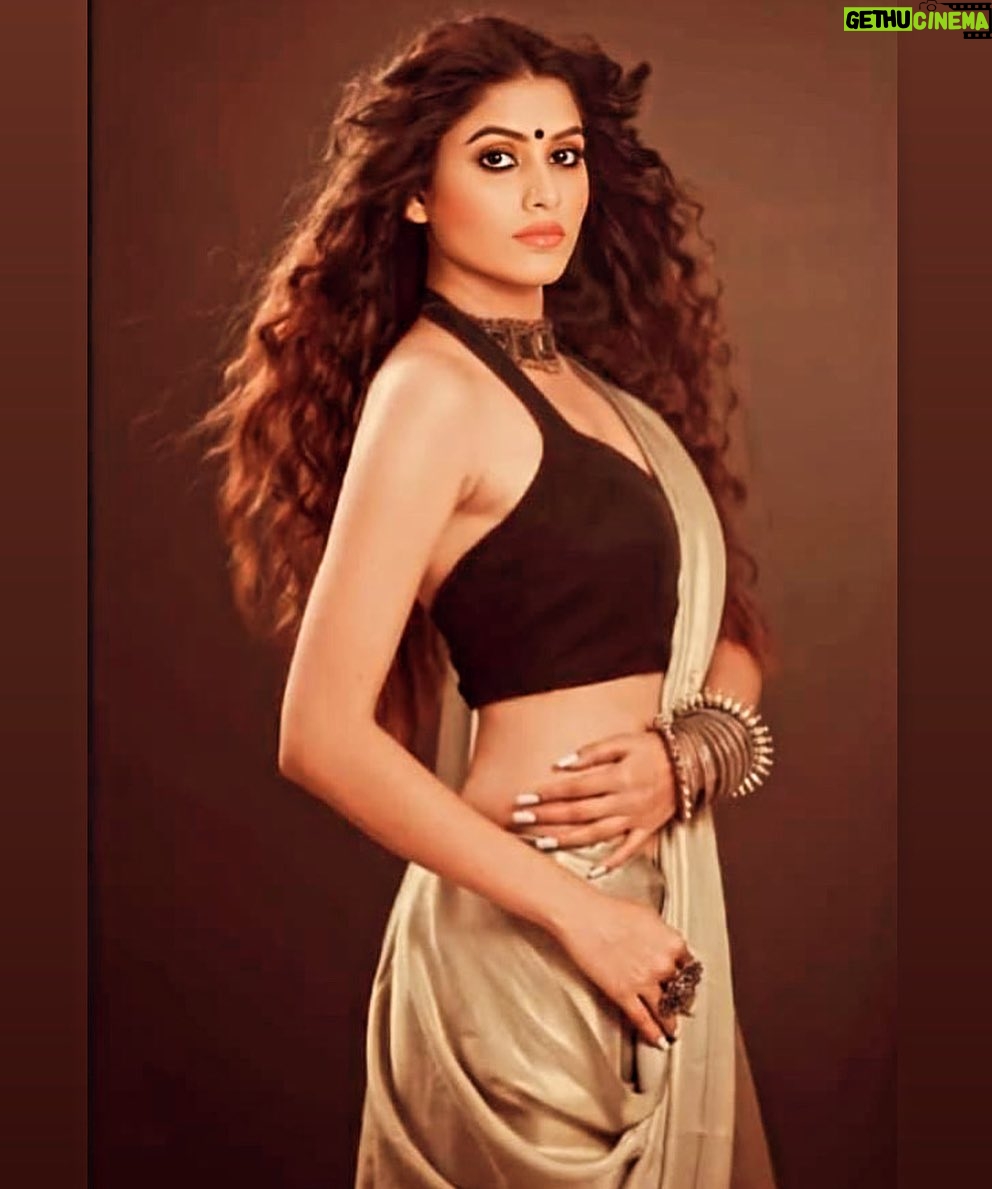 sneha singh - 2.4K Likes - Saree makes a woman more beautiful. 😍