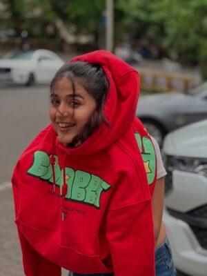 vishakha pandey Instagram - One week. So many stories.🌻
.
.
.
#vishakhapandey #photodump #memories #fun #mumbai