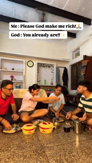 vishakha pandey Instagram - Yes, I am rich!🙌🏻🥰🧿
.
.
#vishakhapandey #relatable #family #happiness
