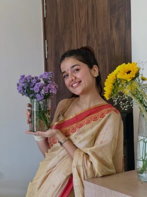 vishakha pandey Instagram - This one right here? My absolute fav of the lot! 💕🙈
.
.
.
#vishakhapandey #saree #sarees #sareelove #ootd #favourite