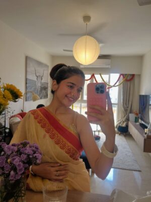 vishakha pandey Instagram - This one right here? My absolute fav of the lot! 💕🙈
.
.
.
#vishakhapandey #saree #sarees #sareelove #ootd #favourite