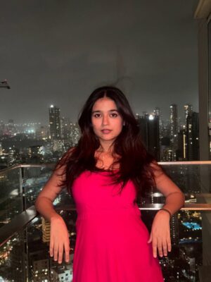 vishakha pandey Instagram - Bolo na!🩷✨
.
.
.
#vishakhapandey #skyline #mumbai