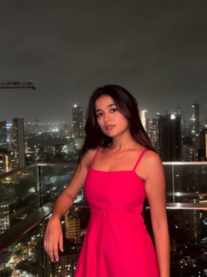 vishakha pandey Instagram - Bolo na!🩷✨
.
.
.
#vishakhapandey #skyline #mumbai