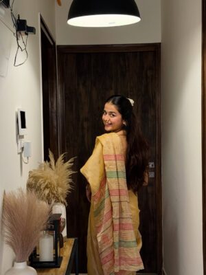 vishakha pandey Instagram - This one right here? My absolute fav of the lot! 💕🙈
.
.
.
#vishakhapandey #saree #sarees #sareelove #ootd #favourite