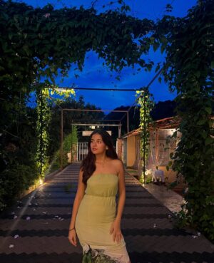 vishakha pandey Instagram - Her!🌱💚💙
.
.
.
#vishakhapandey #nature #lonavala #trip #healing