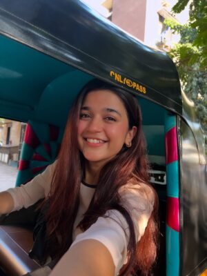 vishakha pandey Instagram - Just me and my three-wheeled chariot.🛺❤️
.
.
.
#vishakhapandey #rickshaw #ride #mumbai #chariot #selfies