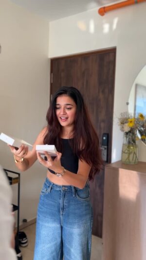 vishakha pandey Instagram - Dunia phone gift karti hai ham charger, nahi nahi charger bhi nahi sirf cable lekin warjinal..! Jai Ho
-
-
[iPhone, iPhone 17, Uttar Pradesh]
