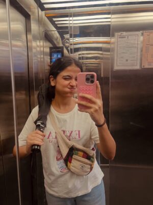 vishakha pandey Instagram - One week. So many stories.🌻
.
.
.
#vishakhapandey #photodump #memories #fun #mumbai