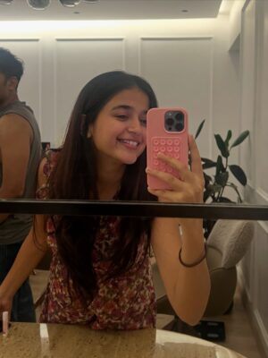 vishakha pandey Instagram - One week. So many stories.🌻
.
.
.
#vishakhapandey #photodump #memories #fun #mumbai