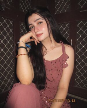 whos himaa Instagram - बंद आँखें करूँ, दिन को रातें करूँ🤎