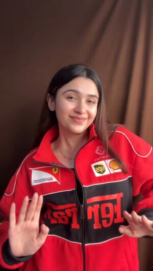 whos himaa Instagram - Me being me💁🏻‍♀️
Comment for jackets link✨