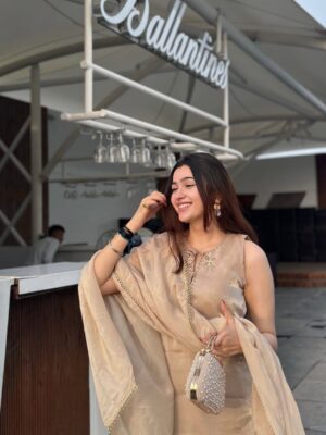 whos himaa Instagram - Salaam aaya <3