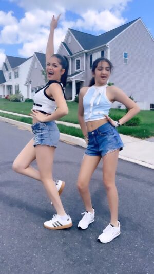 Aadupedia Instagram - KOMASAVA ❤️🔥❤️🔥❤️🔥
shot by @iamashimaarora
#komasava #komasavachallenge #anwita #anwitasundaram #aadupedia #instagram #instagood #explore #dance #afrodance #dancehall