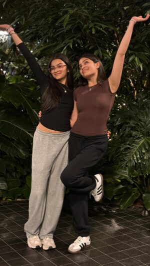 Aadupedia Instagram - Jumping onto the Aasa Kooda bandwagon from the beautiful Doha Airport! 🌴🌴💖💖
#aasakooda #dance #twins #sisters #airport