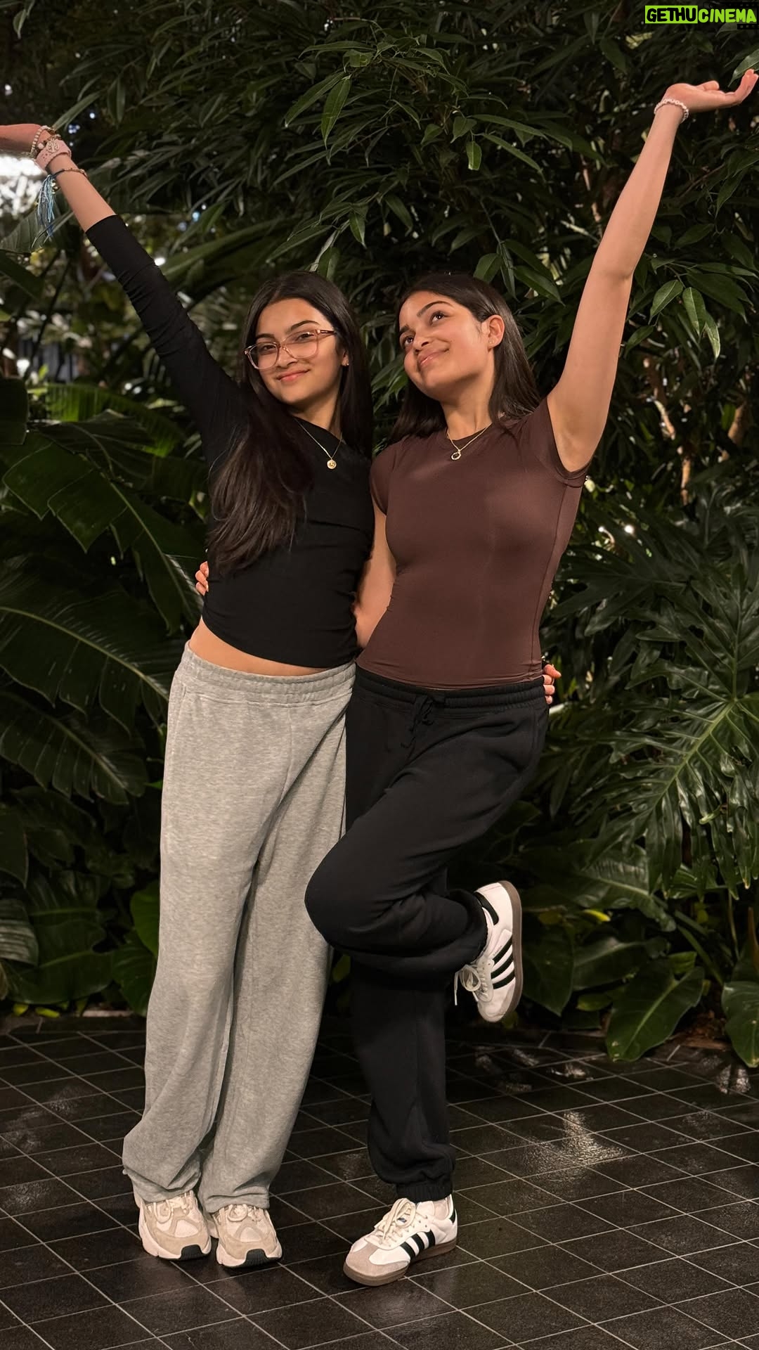 Aadupedia - 163.1K Likes - Jumping onto the Aasa Kooda bandwagon from the beautiful Doha Airport! 🌴🌴💖💖

#aasakooda #dance #twins #sisters #airport