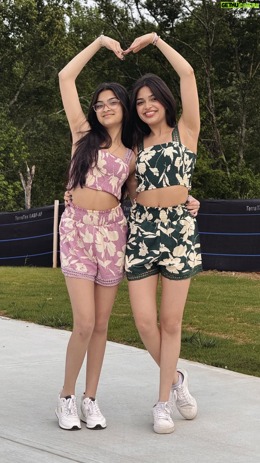 Aadupedia - 6.1K Likes - This choreography uff 🙈😩 This song is sp beautiful @shirleysetia @mitrazmusic 💕

DC : @isshehzaankhan 💕

#khileya #shirleysetia #mitraz #dance #sisters #anwita #anwitasundaram #trending #explore #instagram #instagood