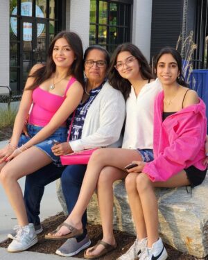 Aadupedia Instagram - Family Time ❤️❤️
#family #familytime #girlsouting #beautifulgirls #explore #naani #maasi #cousins #trending