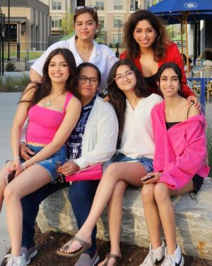 Aadupedia Instagram - Family Time ❤️❤️
#family #familytime #girlsouting #beautifulgirls #explore #naani #maasi #cousins #trending