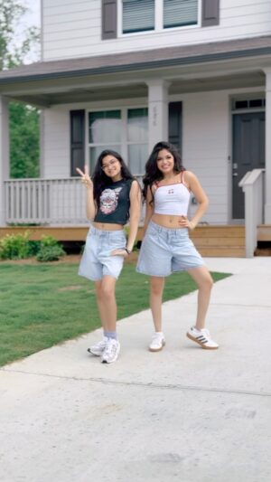 Aadupedia Instagram - Ho ga tumse pyaara kaun ? 🤫🤩😋
DC @rohitmandrulkar
shot by @ashmaclicks
#heykanchan #anwita #anwitasundaram #aadupedia #explore #instagood #instagram #dance #bollywood #sisters #twins