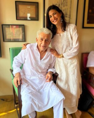 Aahana Kumra Instagram - Eid Mubarak from the @motleyproductions 🎭
Family 🌙🕌🌸🎭❤️😘💫🥰
#motleykieid 
#eidmubarak 
#motleyproduction 
.
.
.
#wearemotley #motley #theatrewalas #theatre #theatrelove #theatrelovers #sheerkurma #biryani