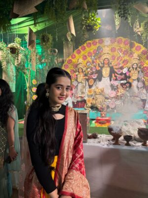 Aakriti Sharma Instagram - Pujo vibes and good times 🙏🙏✨
.
.
.
#happy #durga #asthmi #aakritisharma #festival #vibes #navratri❤️ #jaimatadi❤️