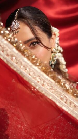 Aamna Sharif Instagram - Aashiqui…
.
.
.
.
@peoplebypoojachoudhary 
@little_hair_poetry 
@mukeshpatilmakeup 
@shrushti_216 
@anjanabohra_official
@shilpadiamonds

#reelsindia #reel #red #reelkarofeelkaro #song