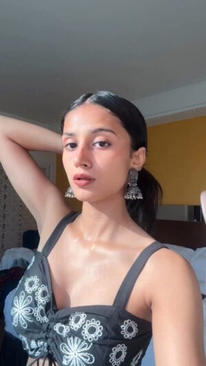 Aanchal Badola Instagram - i love posting like im a workout freak (been consistent for 1 month😭)
