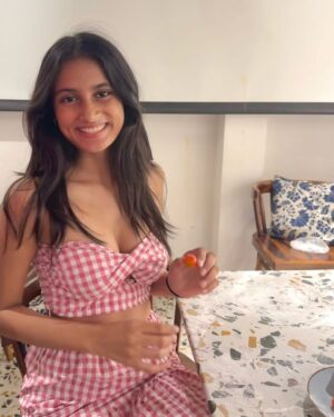 Aanchal Badola Instagram - dressed like a table cloth