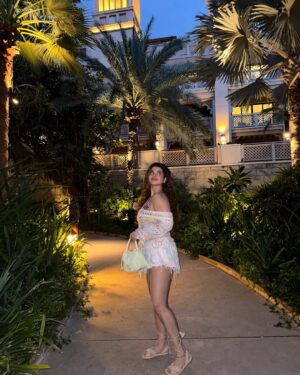 Aanchal Malhotra Instagram - 10/10 to anyone who is able to spot my new friend 🫶🏻
.
.
.
.
.
.
.
.
#dubai #dubai🇦🇪 #dubaitravel #beachlife #beachday #beachy #beachfashion #beachhair #dubaibeauty #exploredubai #dubaiblogger #dubaibloggers #dubaibeauty #dubaitravelblogger #dubaifashion #dubailifestyle #dubailifestyleblogger