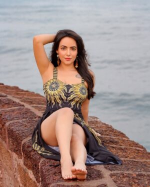 Aanchal Munjal Instagram - On a Sunday I brought the sun rays from within me ๐ #iykyk ๐
#HelloJune ๐๐งฟโค๏ธ๐
Styled by @theanunarang
Captured by @yash_bhatwal_photography
Wearing @womanlikeu.wlu
