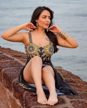 Aanchal Munjal Instagram - On a Sunday I brought the sun rays from within me ๐ #iykyk ๐
#HelloJune ๐๐งฟโค๏ธ๐
Styled by @theanunarang
Captured by @yash_bhatwal_photography
Wearing @womanlikeu.wlu