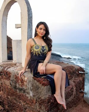 Aanchal Munjal Instagram - On a Sunday I brought the sun rays from within me ๐ #iykyk ๐
#HelloJune ๐๐งฟโค๏ธ๐
Styled by @theanunarang
Captured by @yash_bhatwal_photography
Wearing @womanlikeu.wlu