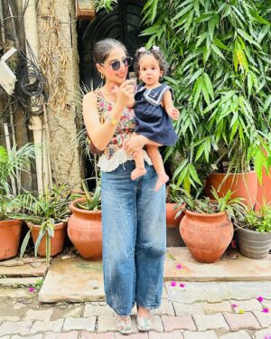 Aanchal Sawhney Mahajan Instagram - My little world from family to work -work to family 🥳🎉

#designerlifestyle #designermom #twinmommy #workingmomstyle #workingmom #designerworld
