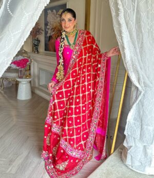 Aanchal Sawhney Mahajan Instagram - Designer @kaynaatbyaanchalsawhney 
Make up @makeupbypriyankawadhawan 

WE DELIVER WORLDWIDE 

#Worldwidedelivery #worldwideshipping #worldwideshipping📦✈️ #worldwideshipping🌎 #onlineshopindo #weddingdress #shipping #shippingonline #fashion #fashiongram #fashiondesigner #designerwear #hautecouture #onlinebusinesses #london🇬🇧 #australiagram #canada🇨🇦 #shopcanada #shopusa #dubaï #dubailuxuryliving #dubaishoppingfestival #dubaishoppingonline
