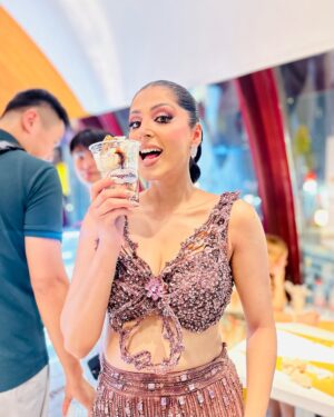 Aanchal Sawhney Mahajan Instagram - My little world from family to work -work to family 🥳🎉

#designerlifestyle #designermom #twinmommy #workingmomstyle #workingmom #designerworld