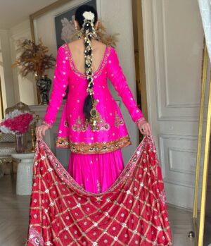Aanchal Sawhney Mahajan Instagram - Designer @kaynaatbyaanchalsawhney 
Make up @makeupbypriyankawadhawan 

WE DELIVER WORLDWIDE 

#Worldwidedelivery #worldwideshipping #worldwideshipping📦✈️ #worldwideshipping🌎 #onlineshopindo #weddingdress #shipping #shippingonline #fashion #fashiongram #fashiondesigner #designerwear #hautecouture #onlinebusinesses #london🇬🇧 #australiagram #canada🇨🇦 #shopcanada #shopusa #dubaï #dubailuxuryliving #dubaishoppingfestival #dubaishoppingonline