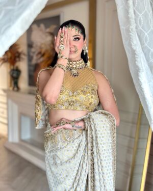 Aanchal Sawhney Mahajan Instagram - Some looks touch your heart and this one is amongst them , the combination of ivories and gold in a beautiful saree with such gorgeous make up is on the top list designs of 2025/26 brides to be 💫

Designer @kaynaatbyaanchalsawhney 
Make up @makeupbygargidhingra 
Jewellery @raabtabyrahul 
Ear accessory @vaidaan.official 
WE DELIVER WORLDWIDE 

#bridestobe #worldwidedelivery #worldwideshipping📦✈️ #onlineshop #onlineshoppers #shoponlinenow #chinashopping #shopsydney #shopdubai #dubaionlineshopping #onlinebusinesses #designersareesusa #designersareesdelhi