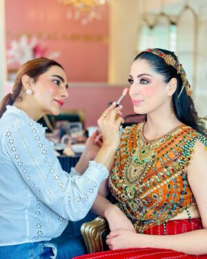 Aanchal Sawhney Mahajan Instagram - My little world from family to work -work to family 🥳🎉

#designerlifestyle #designermom #twinmommy #workingmomstyle #workingmom #designerworld