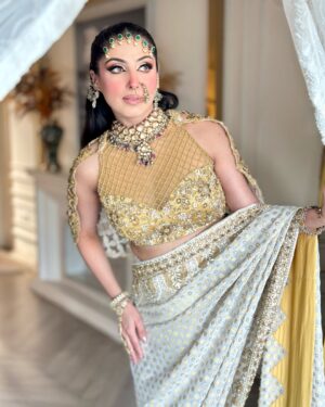 Aanchal Sawhney Mahajan Instagram - Some looks touch your heart and this one is amongst them , the combination of ivories and gold in a beautiful saree with such gorgeous make up is on the top list designs of 2025/26 brides to be 💫

Designer @kaynaatbyaanchalsawhney 
Make up @makeupbygargidhingra 
Jewellery @raabtabyrahul 
Ear accessory @vaidaan.official 
WE DELIVER WORLDWIDE 

#bridestobe #worldwidedelivery #worldwideshipping📦✈️ #onlineshop #onlineshoppers #shoponlinenow #chinashopping #shopsydney #shopdubai #dubaionlineshopping #onlinebusinesses #designersareesusa #designersareesdelhi