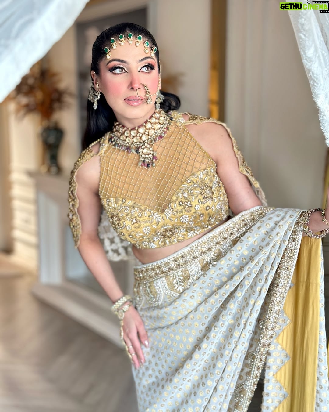 Aanchal Sawhney Mahajan - 466 Likes - Some looks touch your heart and this one is amongst them , the combination of ivories and gold in a beautiful saree with such gorgeous make up is on the top list designs of 2025/26 brides to be 💫

Designer @kaynaatbyaanchalsawhney 
Make up @makeupbygargidhingra 
Jewellery @raabtabyrahul 
Ear accessory @vaidaan.official 
WE DELIVER WORLDWIDE 

#bridestobe #worldwidedelivery #worldwideshipping📦✈️ #onlineshop #onlineshoppers #shoponlinenow #chinashopping #shopsydney #shopdubai #dubaionlineshopping #onlinebusinesses #designersareesusa #designersareesdelhi