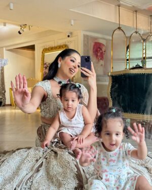 Aanchal Sawhney Mahajan Instagram - My little world from family to work -work to family 🥳🎉

#designerlifestyle #designermom #twinmommy #workingmomstyle #workingmom #designerworld