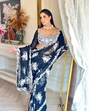 Aanchal Sawhney Mahajan Instagram - THE WEDDING SOIRÉE by Aanchal Sawhney 💫

Designer @kaynaatbyaanchalsawhney 
Make up @makeoverbyshagunchadda 
Hair @hairbyvinodhairstylist 

WE DELIVER WORLDWIDE 

#Worldwidedelivery #worldwideshipping #worldwideshipping📦✈️ #worldwideshipping🌎 #onlineshopindo #weddingdress #shipping #shippingonline #fashion #fashiongram #fashiondesigner #designerwear #hautecouture #onlinebusinesses #london🇬🇧 #australiagram #canada🇨🇦 #shopcanada #shopusa #dubaï #dubailuxuryliving #dubaishoppingfestival #dubaishoppingonline