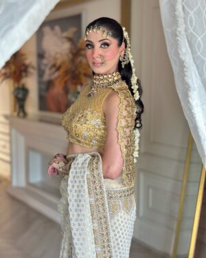 Aanchal Sawhney Mahajan Instagram - Some looks touch your heart and this one is amongst them , the combination of ivories and gold in a beautiful saree with such gorgeous make up is on the top list designs of 2025/26 brides to be 💫

Designer @kaynaatbyaanchalsawhney 
Make up @makeupbygargidhingra 
Jewellery @raabtabyrahul 
Ear accessory @vaidaan.official 
WE DELIVER WORLDWIDE 

#bridestobe #worldwidedelivery #worldwideshipping📦✈️ #onlineshop #onlineshoppers #shoponlinenow #chinashopping #shopsydney #shopdubai #dubaionlineshopping #onlinebusinesses #designersareesusa #designersareesdelhi