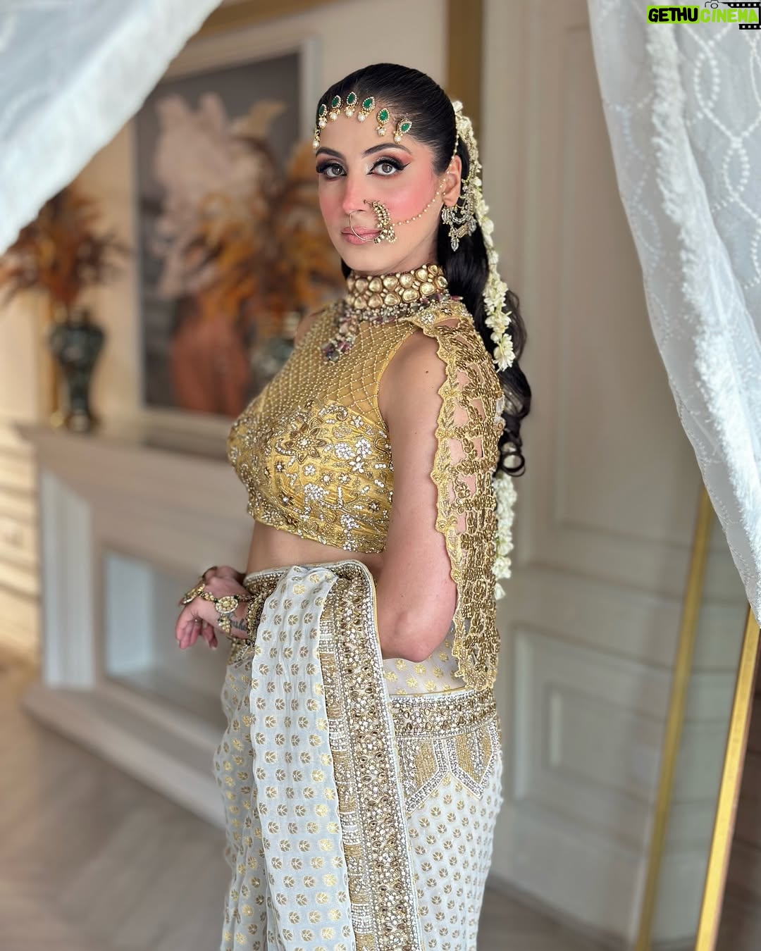 Aanchal Sawhney Mahajan - 466 Likes - Some looks touch your heart and this one is amongst them , the combination of ivories and gold in a beautiful saree with such gorgeous make up is on the top list designs of 2025/26 brides to be 💫

Designer @kaynaatbyaanchalsawhney 
Make up @makeupbygargidhingra 
Jewellery @raabtabyrahul 
Ear accessory @vaidaan.official 
WE DELIVER WORLDWIDE 

#bridestobe #worldwidedelivery #worldwideshipping📦✈️ #onlineshop #onlineshoppers #shoponlinenow #chinashopping #shopsydney #shopdubai #dubaionlineshopping #onlinebusinesses #designersareesusa #designersareesdelhi